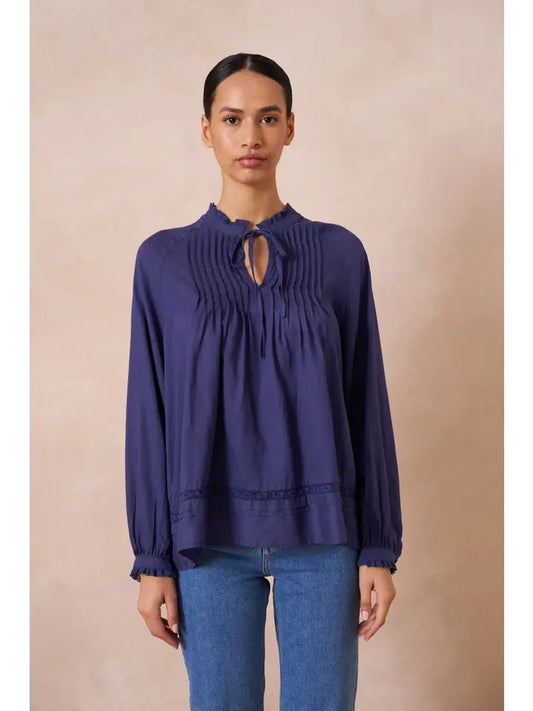 Linen blouse with ruffle collar in navy or white