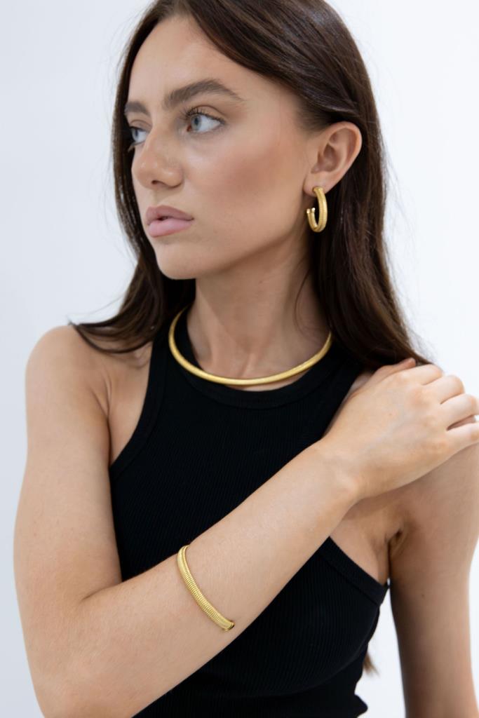 Paris shaped ridged choker in gold